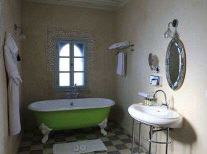 Uno de los espléndidos baños del 'riad' L’Alcazar , en Rabat.