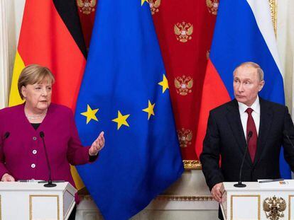 Angela Merkel y Vladímir Putin, en una rueda de prensa en Moscú, este sábado.