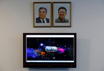 Retratos de los últimos líderes norcoreanos Kim Il Sung y Kim Jong Il vistos en una fábrica de cosméticos, en Pyongyang.
