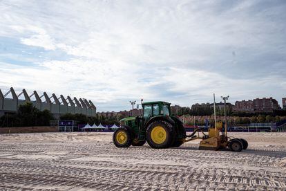 Un tractor en uno de los campos aledaños al estadio José Zorrilla, donde se erige la ciudad deportiva del Real Valladolid.
