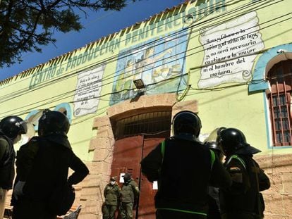 La policía custodia una cárcel en Oruro, Bolivia, donde se produjo un motín el 11 de abril.