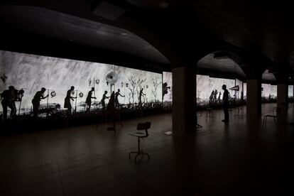 La enorme pieza de William Kentridge 'More Sweetly Play the Dance' en la exposición que le dedica el CCCB.