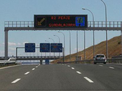 Entrada al peaje de la autopista radial R-2 que une Madrid y Guadalajara.