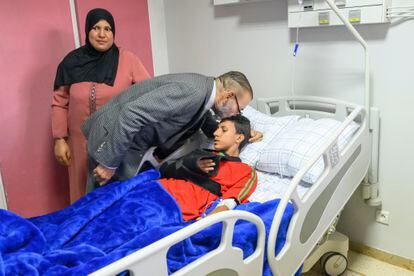 El rey Mohamed VI de Marruecos visita a un herido por el seísmo en el Centro Hospitalario de Marraquech, el pasado martes.