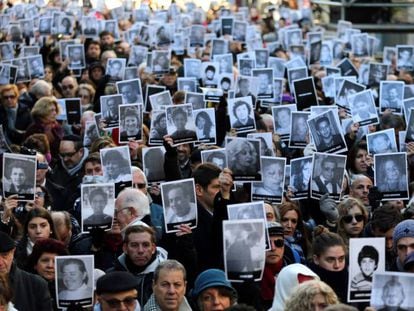Manifestaten muestran retratos de las víctimas del atentado a la AMIA en el acto por el 23 aniversario, en julio de 2017.