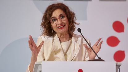 La vicepresidenta primera del Gobierno de España y ministra de Hacienda, María Jesús Montero, este jueves, durante su intervención en un foro del Grupo Joly en Cádiz.