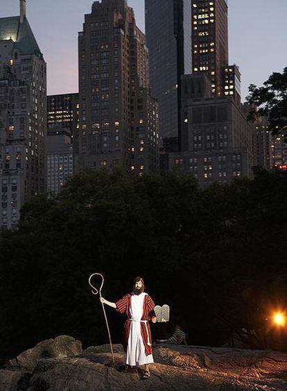 A. J. Jacobs, vestido de Moisés en Central Park, Nueva York.