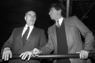 El que fuera presidente francés, François Mitterrand (izquierda), junto a su entonces ministro Jack Lang, inauguran la sala Zénith de París, el 12 de enero de 1984.