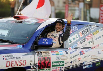 El piloto japonés Akira Miura saludo al público conduciendo unToyota.