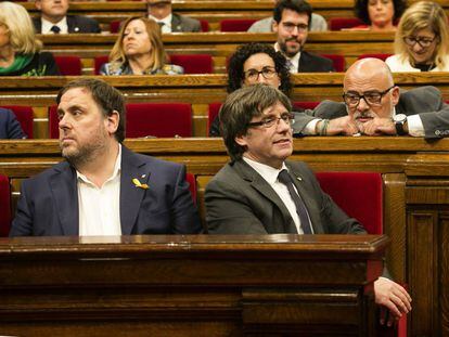 Los dos líderes independentistas catalanes Carles Puigdemont y Oriol Junqueras, en el Parlament, el pasado mes de octubre.