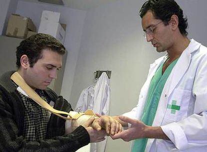 El doctor Pedro Cavadas, en 2004 con un paciente al que reimplantó un brazo amputado.