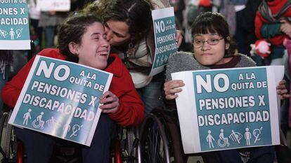 Protesta en Buenos Aires contra la eliminación de pensiones de invalidez.