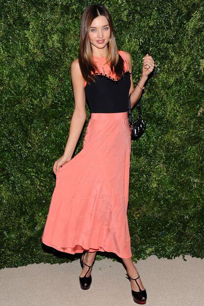 Miranda Kerr escogió una de sus creaciones para la firma Giulietta que combinó con un mini bolso de Prada y sandalias de Christian Louboutin.