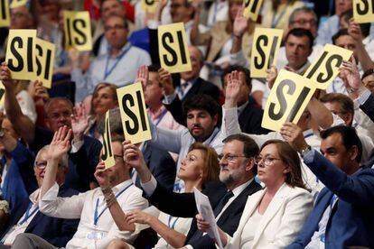 Rajoy (centro), junto a su esposa y Cospedal en el congreso del PP, este viernes.