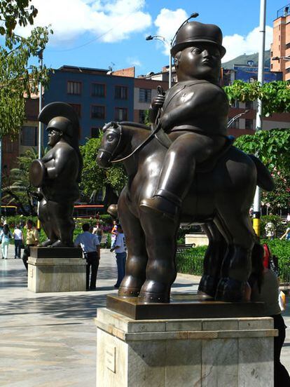 El propio artista Fernando Botero donó obras que están expuestas en las calles de Medellín. El espacio más conocido para verlas es la Plaza Botero, en pleno centro de la ciudad.
