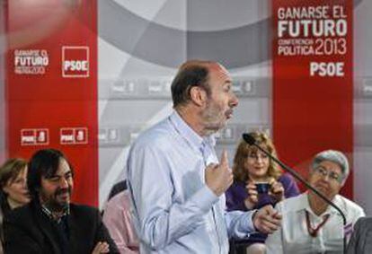 El secretario general del PSOE, Alfredo Pérez Rubalcaba, durante su intervención hoy en un coloquio.