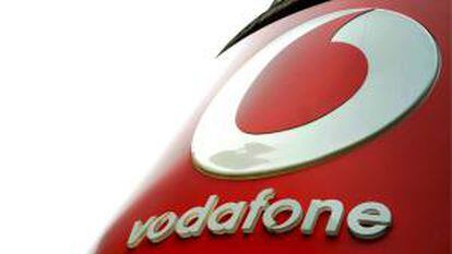 Logotipo en una tienda de la compañía de telefonía móvil Vodafone en Londres (Reino Unido). EFE/Archivo