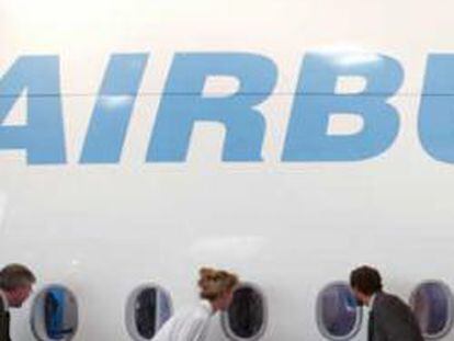 Tres inspectores analizan un avión Airbus 380