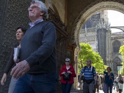 Turistas en la catedral de Sevilla