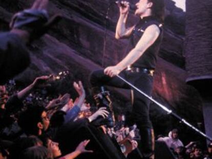 Bono, en la actuación en Red Rocks de 1983.