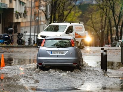Un coche circula por una balsa de agua en la avenida de la Ciudad de Barcelona, el miércoles 14 de diciembre.