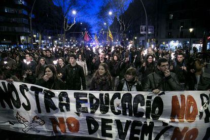 Manifestantes universitarios por las calles de Barcelona.