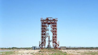 El fotógrafo americano Roland Miller ha pasado los últimos 23 años buscando los lugares que quedaron abandonados tras el final de la carrera espacial. Ha recorrido Estados Unidos y fotografiado las decenas de instalaciones de 12 localidades. Todo con un propósito: documentar la ruina en la que se ha convertido lo que fue, hace cinco décadas, grandioso. Su objetivo ha capturado desde pistas de lanzamiento, propulsores de cohetes hasta fortines espaciales e instalaciones de investigación. La mayoría de estos vestigios de nuestra historia reciente están en bases militares cerradas al público; otros ya han desaparecido. Miller ha recogido todas estas instantáneas en su libro "Abandoned in Place: Preserving America's Space History" (Abandonados en el sitio: preservando la historia espacial de América, en su traducción al español), publicado el 1 de marzo por la Universidad de Prensa de Nuevo México.