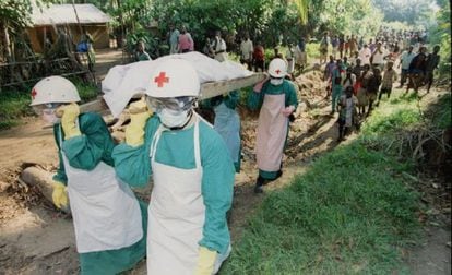 Miembros de la Cruz Roja transportan el cad&aacute;ver de una v&iacute;ctima de &eacute;bola, en 1995, cerca de Kikwit, en Zaire.
