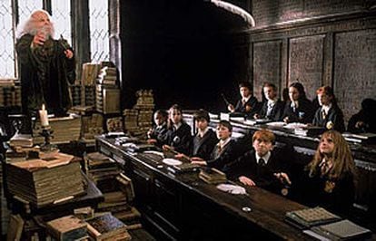 Harry Potter y sus colegas asisten a clase en el colegio Hogwarts de magia, en un fotograma de la película <i>Harry Potter y la piedra filosofal.</i>