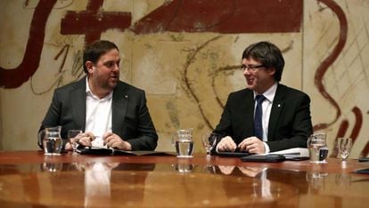 Carles Puigdemont y Oriol Junqueras durante la reunión del Consell Executiu.