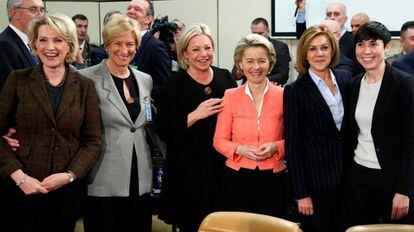 Las ministras de Defensa de Albania, Italia, Holanda, Alemania, España y Noruega, ayer en la reunión de la OTAN.