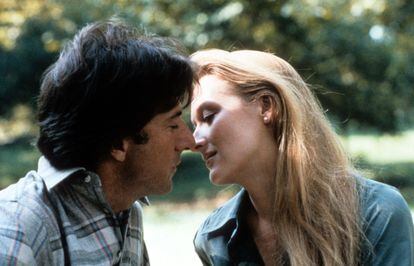 Dustin Hoffman kisses Meryl Streep in a scene from 'Kramer Vs. Kramer' (1979), a film in which he also slapped her in an impromptu way without her being warned.