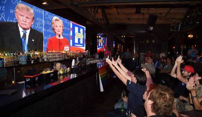 Unos seguidores de Clinton ven el debate en un bar.