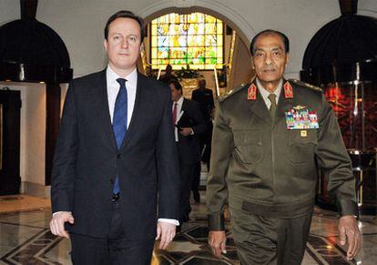 El primer ministro británico, David Cameron, junto al ministro de Defensa egipcio, el mariscal de campo Mohamed Hussein Tantaui, durante la visita del mandatario británico en El Cairo.