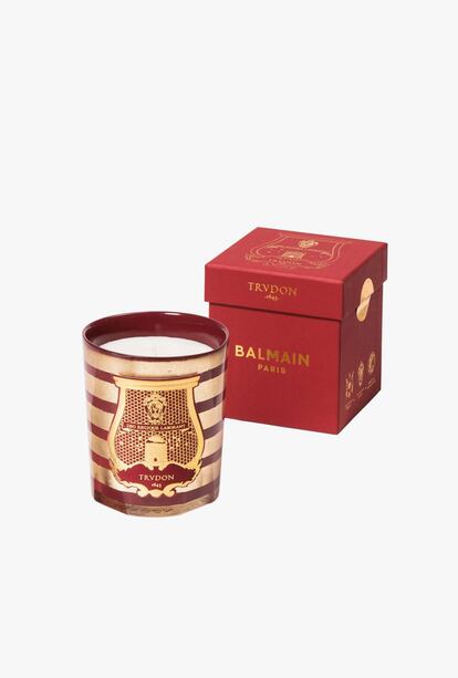 La nueva vela Balmain X Trudon de edición limitada es el resultado de una colaboración única entre las dos marcas parisinas. Tanto el recipiente como el perfume reflejan el saber hacer y el estilo singulares de Balmain y de Trudon. Esta nueva fragancia le proporciona a la vela aromática Ernesto, la favorita de Olivier Rousteing, un toque floral y femenino. Además de las notas de cuero, cedro del Atlas, pólvora y tabaco, la nueva esencia destaca por la misteriosa y distinguida adición de una rosa negra. Precio: 120 euros. (www.balmain.com)