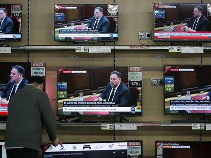 Junqueras declarando ante el Supremo, en las pantallas de un comercio. 