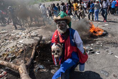 Miles de ciudadanos haitianos han salido a las calles de Puerto Príncipe para protestar en contra de una posible intervención militar extranjera para contener la violencia en el país caribeño. En la imagen, un manifestante sostiene un cráneo humano durante una protesta en Puerto Príncipe, el 17 de octubre de 2022.