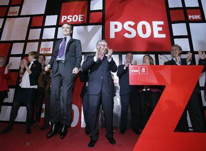 José Luis Rodríguez Zapatero salta a petición de los asistentes en la sede de Ferraz. A su lado, José Blanco.