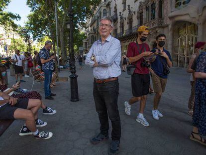 Ramon Aymerich, entre turistes, davant de la Casa Batlló, a Barcelona.