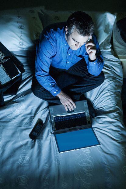 El 21% de hombres de EE UU mira el correo electrónico en la cama.