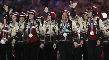Los deportistas canadienses saludan a los miles de asistentes al evento.