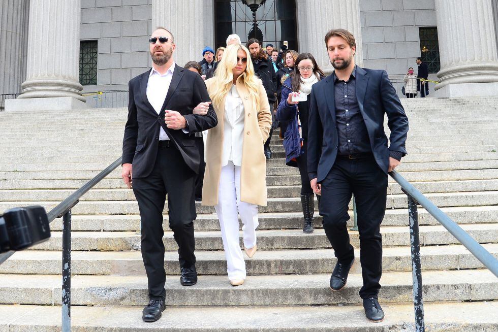 Kesha a la salida del juzgado de Nueva York el pasado mes de febrero.