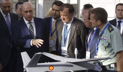 El ministro de Inerior junto con la maqueta de un avi&oacute;n ligero este martes.