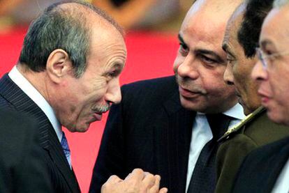 Foto de archivo del exministro de Interior egipcio, Habib al-Adly, mientras conversa con el ministro de Defensa Hussein Tantawi (a su izquierda) durante la conferencia nacional del Partido Demócrata en El Cairo, Egipto.