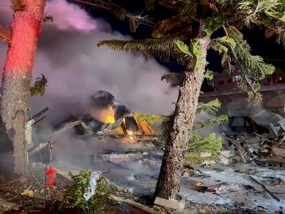 El humo sale de los restos de una avioneta que se estrelló y derribó una casa móvil, en Clearwater, Florida, este 1 de febrero.