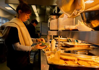 Jade Crawford, chef del club, en las cocinas del estadio. 