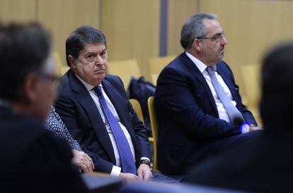Jos&eacute; Luis Olivas y, a la derecha, Vicente Cotino, en el juicio.