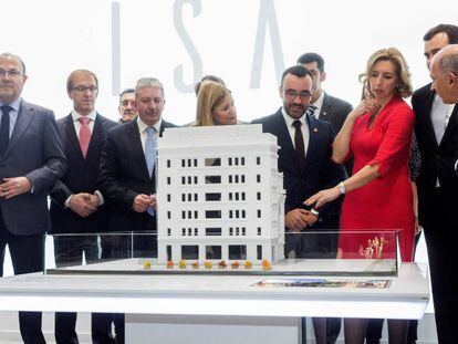 En la imagen, a la derecha, la consejera delegada de Porcelanosa, Mar&iacute;a Jos&eacute; Soriano, muestra la maqueta de la sede en Nueva York.