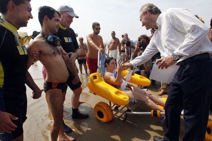 Alberto Frabra, en la inauguración en la playa de la Malvarrosa de un acceso para disminuidos físicos y mentales.