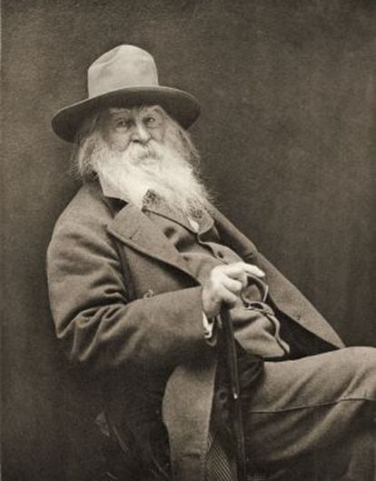 El poeta Walt Whitman (1819 - 1892).